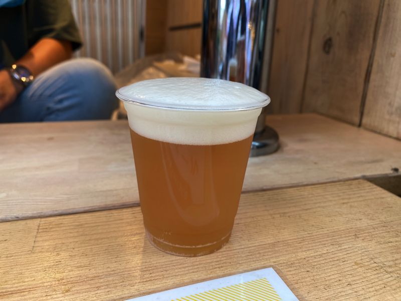 注ぎたての「ぽっぽやエール」生ビール（筆者撮影）