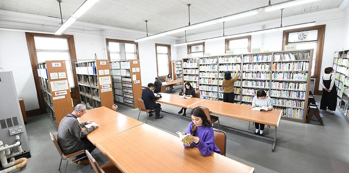 閲覧室で読書を楽しむ人々