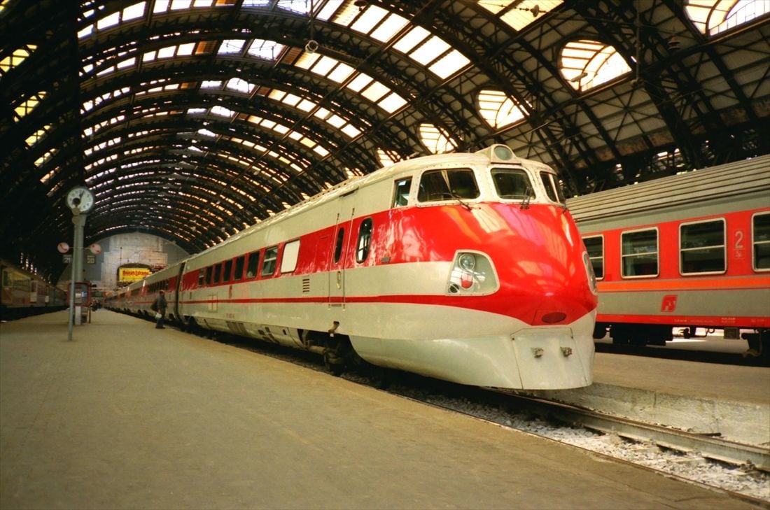 ミラノ中央駅に停車するイタリアの車体傾斜式車両「ペンドリーノ」ETR450形（撮影：南正時）