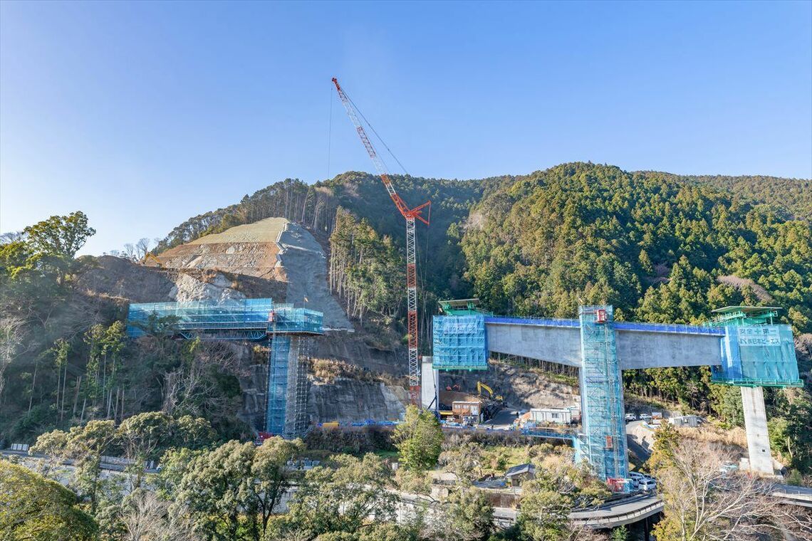 伊豆縦貫道、河津下田道路のランプ橋工事の様子（写真：Princess Anmitsu / PIXTA）