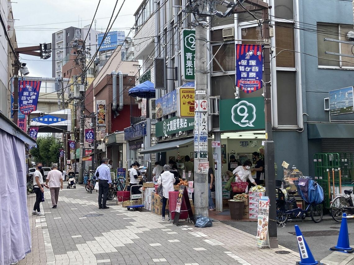 京王新線幡ヶ谷駅から真北に延びる六号通り商店街に出店（写真：筆者撮影）
