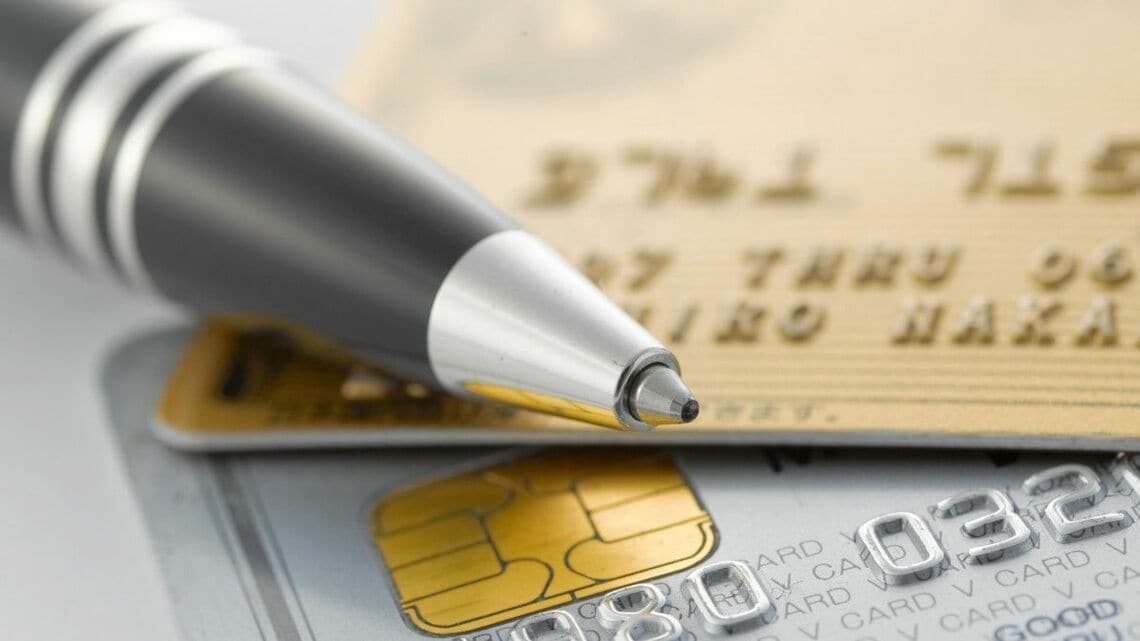 レストランの自席での決済などで利用することが多い、クレジットカードのサイン決済。それが3月いっぱいで終了する。今からやっておくべき対策とは？（写真：naka／PIXTA）