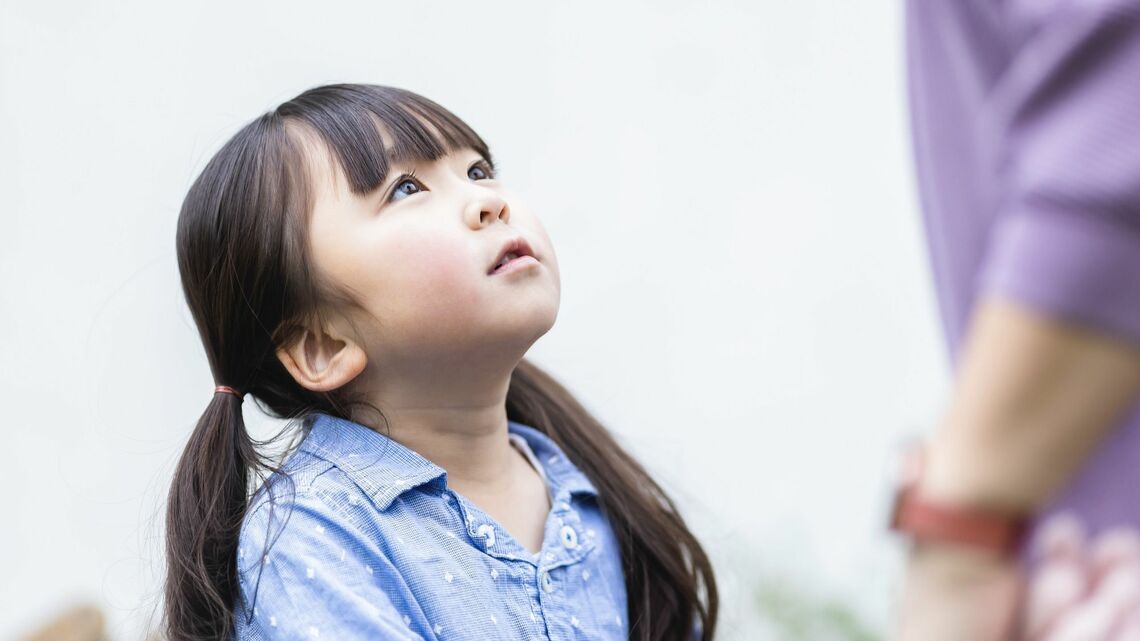 親を見上げる女の子