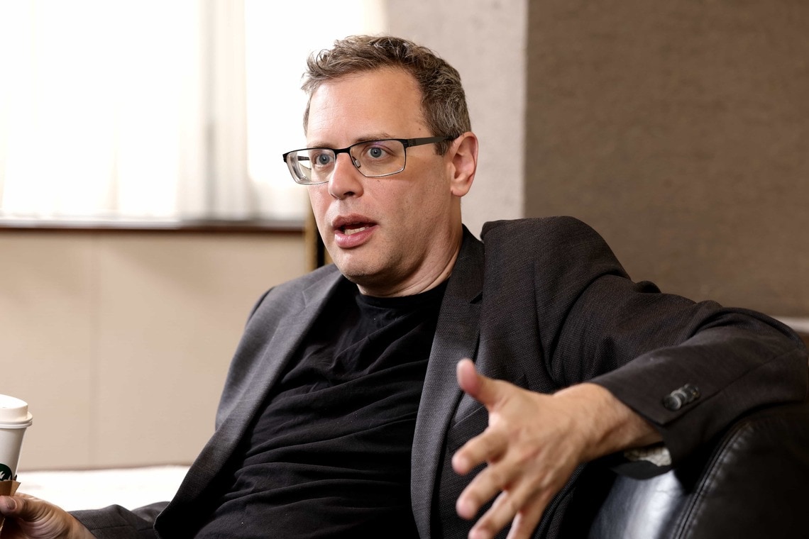 ノア・スミス（Noah Smith）／エコノミスト。コンテンツ配信プラットフォームSubstackで人気ニュースレター「Noahpinion（ノアピニオン）」を運営。2003年、スタンフォード大学（物理学）卒業。2012年、ミシガン大学でPh.D（経済学）取得。同年、ニューヨーク州立大学ストーニーブルック校助教（行動ファイナンス）。2016年、大学を辞めてブルームバーグに入社。2021年、ブルームバーグ退社後、Noahpinionで執筆活動に。学部、大学院時代には日本に計4年間暮らし、その後も頻繁に来日。現在、ウサギとともにサンフランシスコで暮らす。日本への移住を検討中（撮影：尾形文繁）