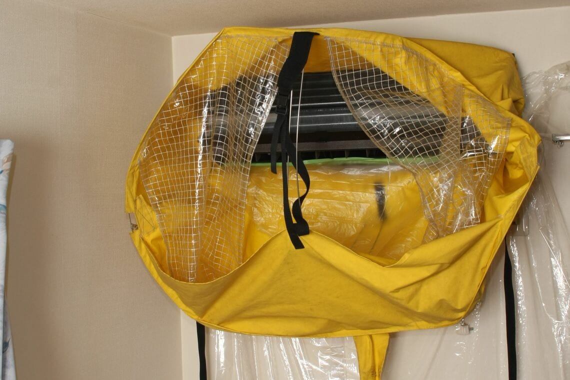 壁に掛けたまま清掃してくれる一般的なエアコン清掃（写真：筆者提供）