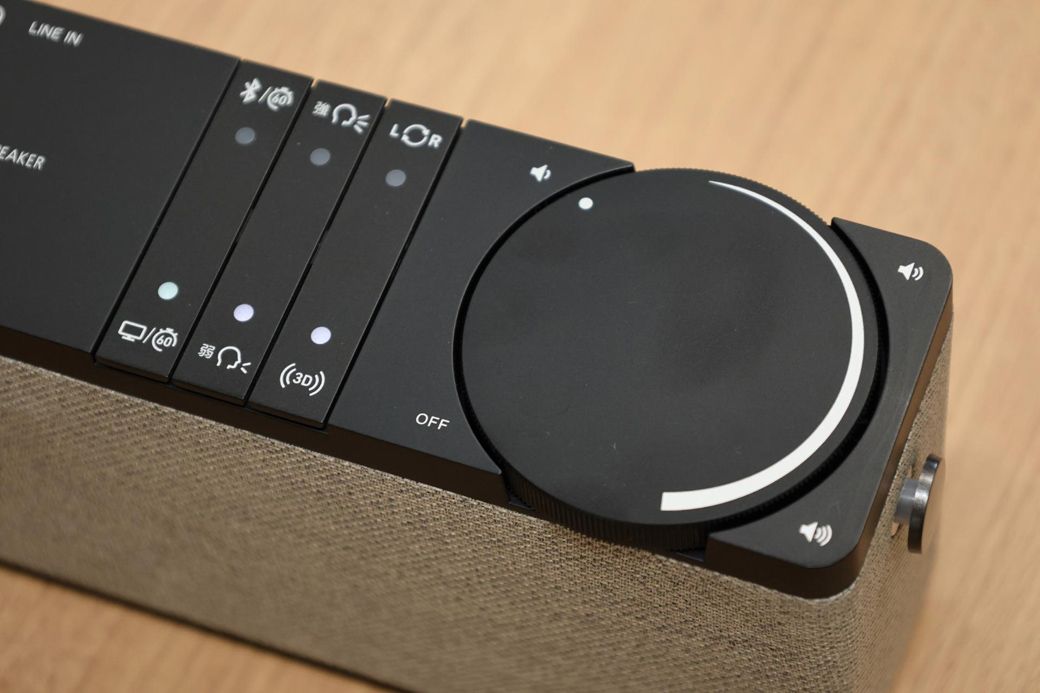 メインダイヤルが音量と、スイッチを兼ねる。他のスイッチもシンプルでわかりやすい（写真：筆者撮影）