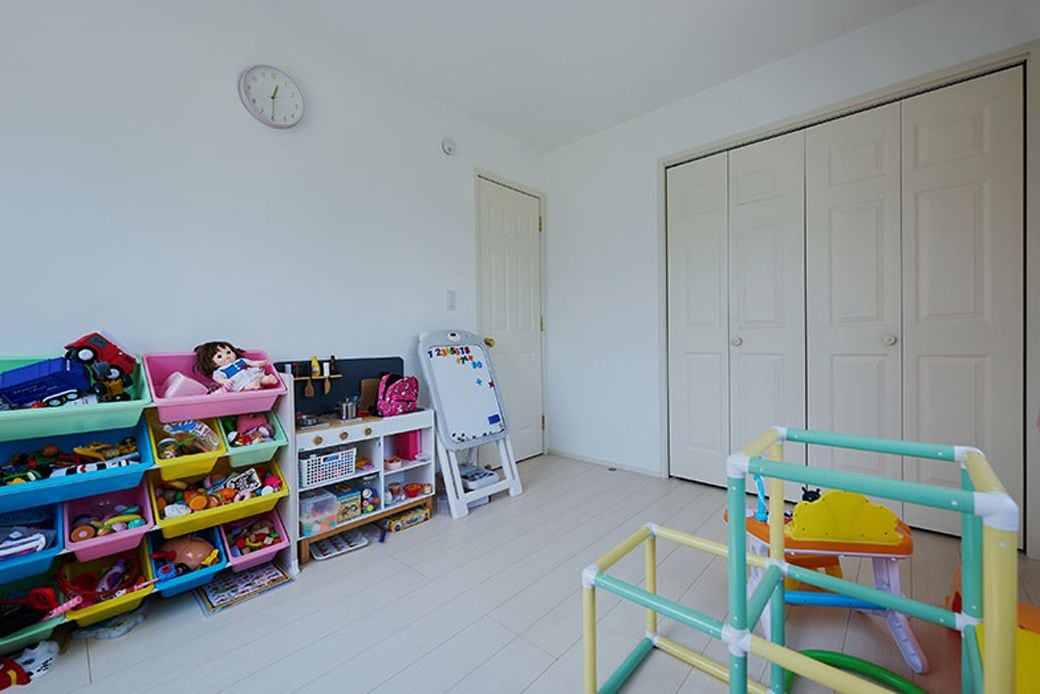 長女の個室は6畳と標準的なサイズで、クローゼットもしっかりと確保。ドアを開けておけばリビングの様子が自然に伝わり、家族の気配を感じながら遊ぶことができます（写真撮影：相馬ミナ）