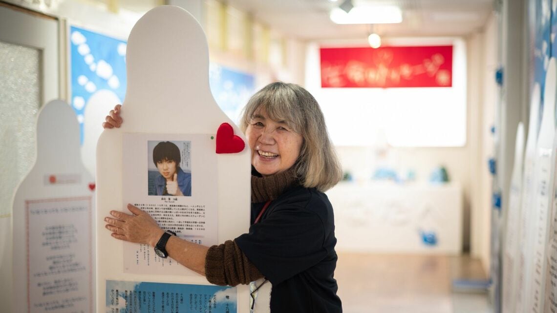NPO法人「いのちのミュージアム」代表の鈴木共子さん。亡き息子・零さんのメッセンジャーと（写真：穐吉洋子）