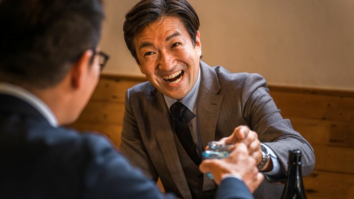 上司の強引な誘いを断るにはどうしたらいいでしょうか？（写真：buritora／PIXTA）