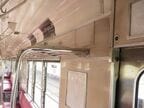 鋼製車の内装は化粧板の張り合わせでやや角ばっている