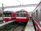 車両基地で1500形（左）、新1000形（右）と並ぶ