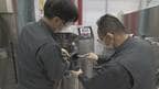 撹拌機で混ぜる作業に従事する社員