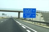 モロッコの高速道路の標識もアラビア語とアルファベットが併記されていた（筆者撮影）