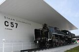 三菱重工三原製作所和田沖工場に展示されているSL車両（記者撮影）