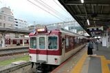 ホーム東端からみた奈良線（手前）と生駒線の電車（記者撮影）