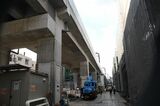 京王井の頭線の高架下では商業施設の建設が進む（記者撮影）