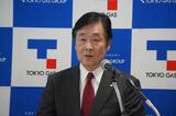 記者会見で質問に答える笹山晋一・東京ガス社長。株主還元や利益向上への意欲を示した（2024年11月28日、撮影：筆者）