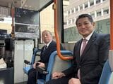 須田教授（左）初宿八王子市長（右）とともに自動運転スクールバスに乗車（筆者撮影）