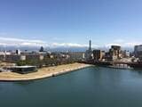 「富岩運河環水公園」の背景にそびえる立山連峰の山々（写真提供：富山県ロケーションオフィス）