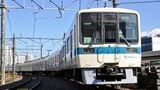 小田急電鉄の8000形。白い車体に青ラインの車両はこの形式が最後だ（記者撮影）