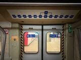 1983年導入車両の車内扉と案内表示。路線図も現在と比べずいぶんと「単純」だ（筆者撮影）