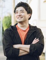 土橋優平（どばし・ゆうへい）NPO法人キーデザイン代表理事1993年生まれ、2016年にNPO法人キーデザインを設立。栃木県内で2つのフリースクールをオープン、全国約4500名の保護者が登録する無料LINE相談窓口「お母さんのほけんしつ」を運営するなど、子どもとその家族の支援に力を入れる。2021年下野新聞社「とちぎ次世代の力大賞」奨励賞、栃木県経済同友会「社会貢献活動賞」を受賞（写真：本人提供）