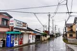 樅山駅前には小さなたばこ屋さん、あとは住宅地と自転車預かり所。典型的な地方の小駅の風景だ（撮影：鼠入昌史）