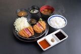 厚切り牛タンカツ膳。牛タン特有の心地よい歯応えが楽しめる（写真提供：ゴリップ）