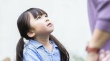 親を見上げる女の子