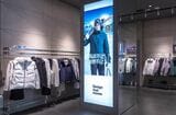 上海の旗艦店に並ぶ秋冬用の商品。スキーウェアの販売構成比自体は低いが、中国ではブランドのイメージ戦略としてスキーを前面的に打ち出している（写真：デサント）