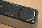 メインダイヤルが音量と、スイッチを兼ねる。他のスイッチもシンプルでわかりやすい（写真：筆者撮影）
