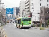 四ツ目通りを走る東陽町行きの都営バス（記者撮影）