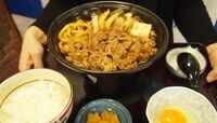 熱々の鍋で三つどもえ､牛丼チェーンの思惑 先行する吉野家、すき家と松屋が追随