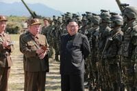 北朝鮮ミサイル3発､米軍は全て失敗との見方 1発は発射直後､残りの2発は飛行中に爆発