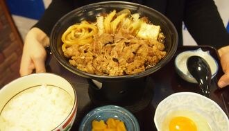 熱々の鍋で三つどもえ､牛丼チェーンの思惑