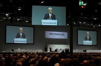 VW株主総会､両創業家が経営陣を擁護