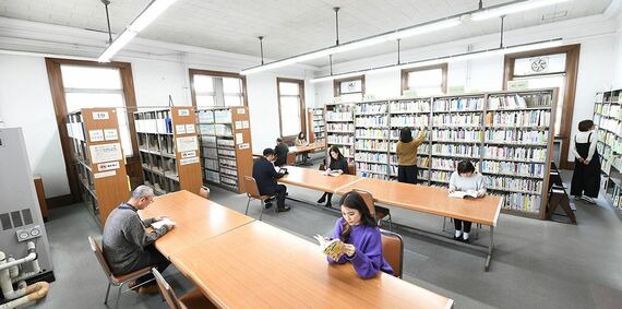 閲覧室で読書を楽しむ人々