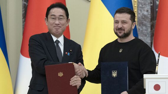 ウクライナへ電撃訪問してゼレンスキー大統領と握手を交わした岸田文雄首相