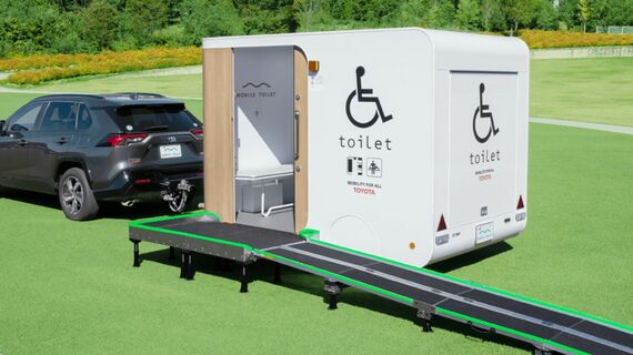 RAV4が牽引するモバイルトイレは、車いすのまま利用でき屋外イベントや災害時に活躍する（写真：トヨタ自動車）