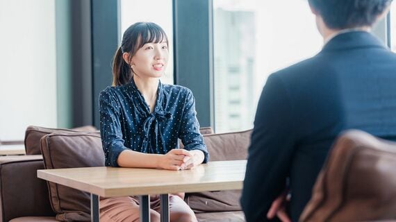 話を聞く女性