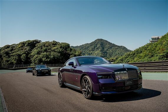 ロールス・ロイスでもっともパワフルなモデルとして2025年2月に登場したブラック・バッジ・スペクター。インフィニティ・モード時には485kW(659hp)を発生する