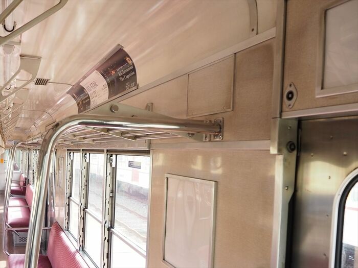 鋼製車の内装は化粧板の張り合わせでやや角ばっている