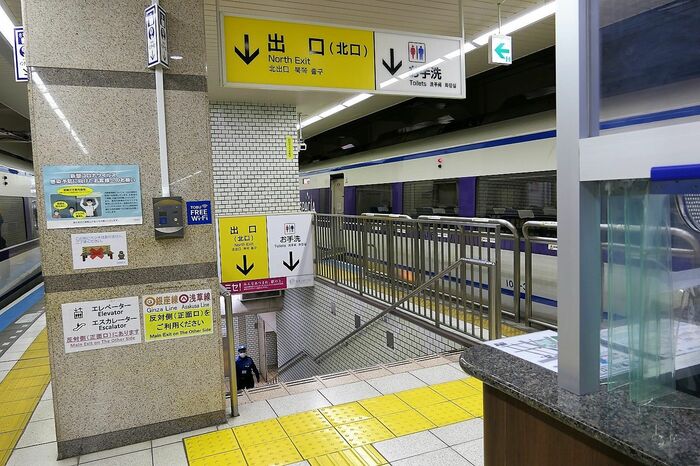 北改札口につながる階段