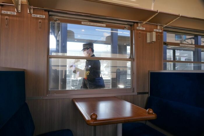 下今市駅ではレトロな制服姿の駅員が