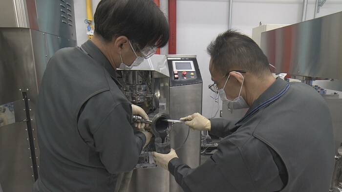 撹拌機で混ぜる作業に従事する社員
