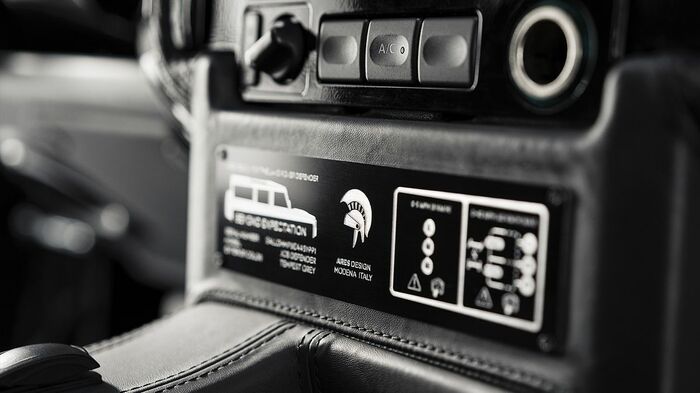 ランドローバー「V8ディフェンダー」（写真：アレス・デザイン）