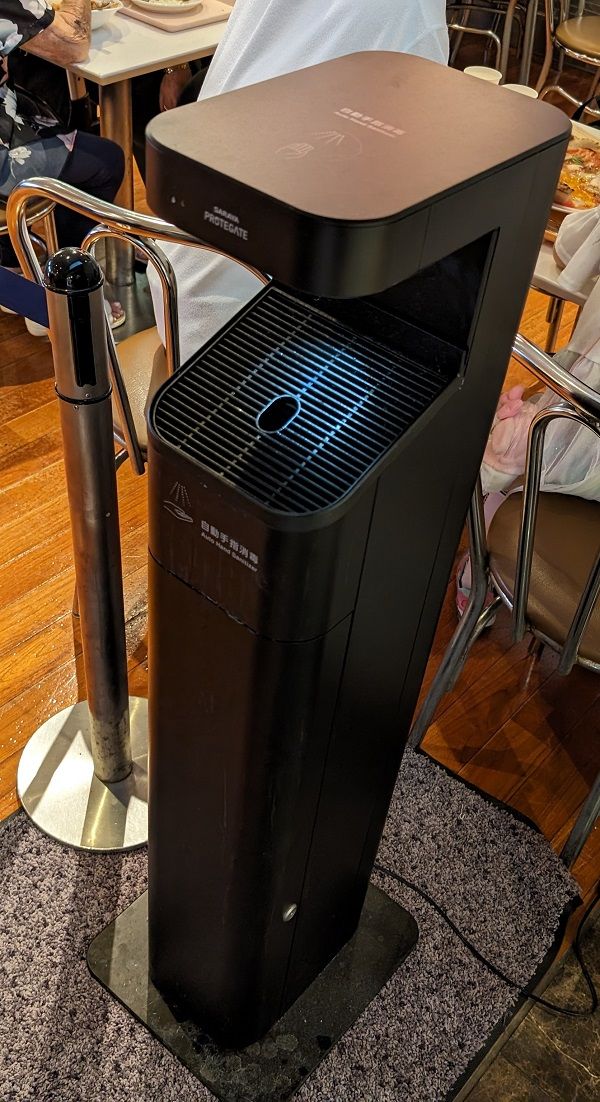 アルコールディスペンサーが洒落ている（筆者撮影）