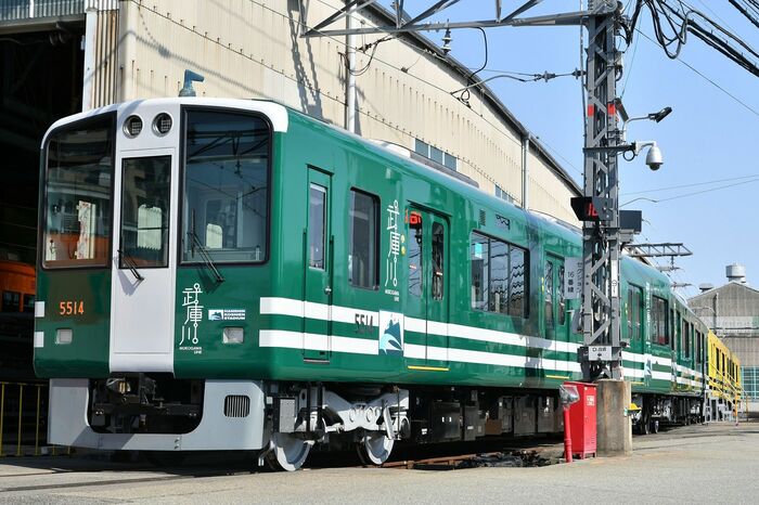 後継車の5500系。こちらは阪神甲子園球場を