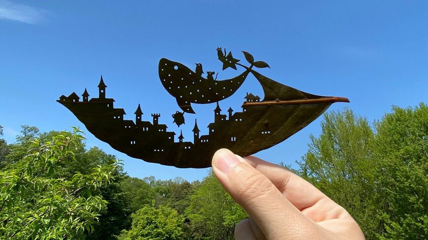 15万円で販売された葉っぱ切り絵作品「みんなの夢を乗せて」（写真提供：リト＠葉っぱ切り絵）