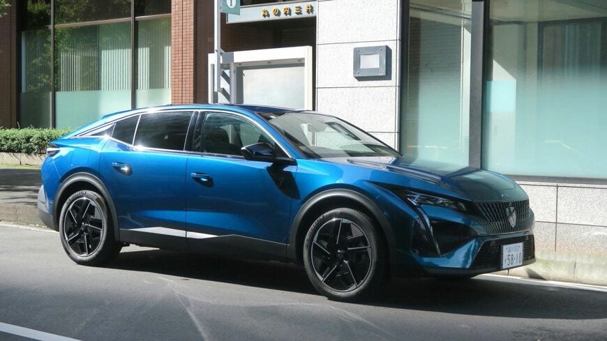 日本では2023年7月1日に発売となったプジョー408。価格は429万～669万円（筆者撮影）